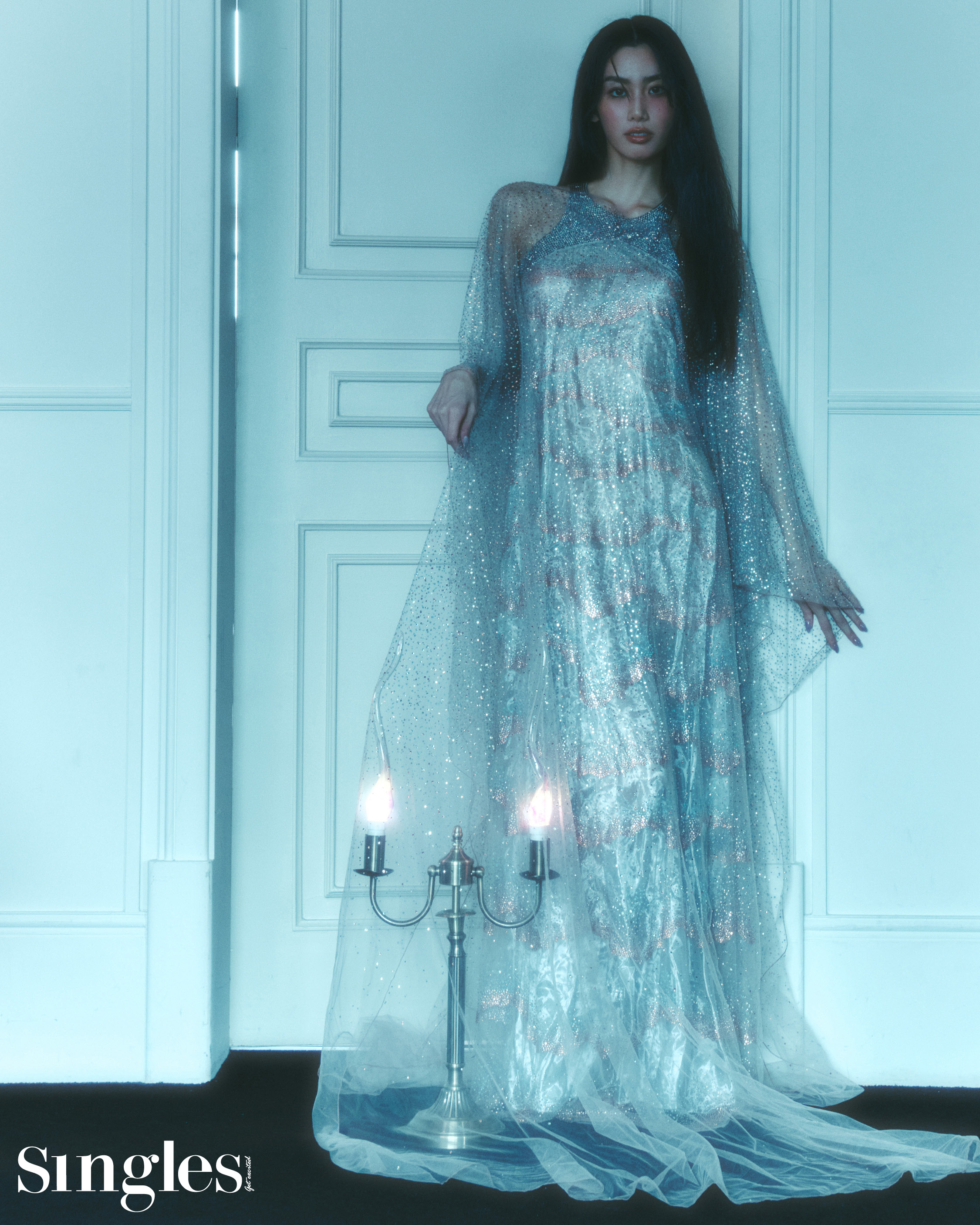 유희라의 싱글즈 화보. 유희라가 착용한 제품은 조르지오 아르마니의 드레스와 숄. 클라이언트 앰배서더 유희라, 슈퍼리치 이방인 유희라, 